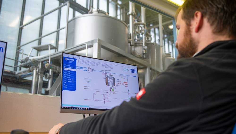 Christoph Neugrodda, Technical Director of the research brewery, monitors the batches in production with Braumat