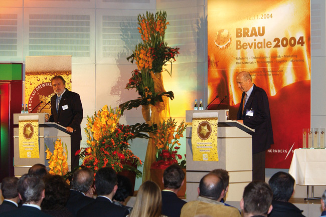 Dr. Wolfgang Stempfl (left) and Dr. Karl-Ullrich Heyse at the very first European Beer Star award ceremony during BrauBeviale 2004 (photo: Private Brauereien Bayern)