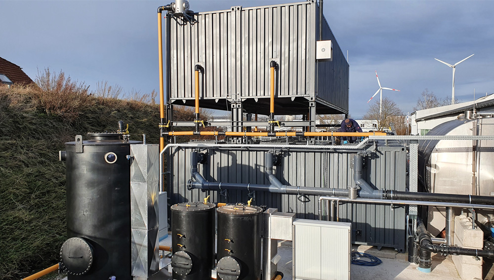 Plant for the anaerobic treatment of wastewater with gas storage  and gas treatment
