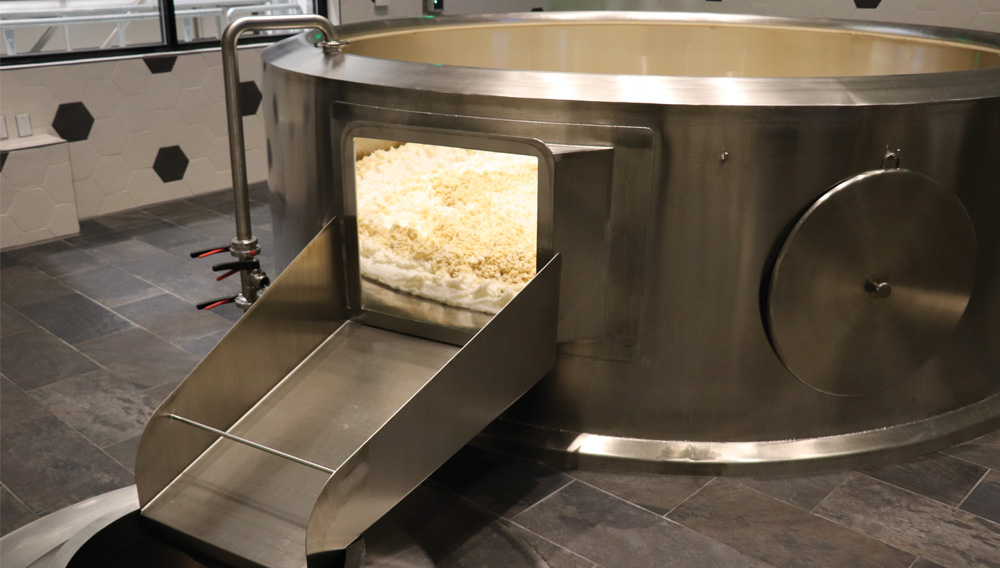 Open CIP-able fermentation tank with a rinsing rim at the Russian River Brewery, Windsor, California, USA (photo: Christian Gresser Behälter- und Anlagenbau)