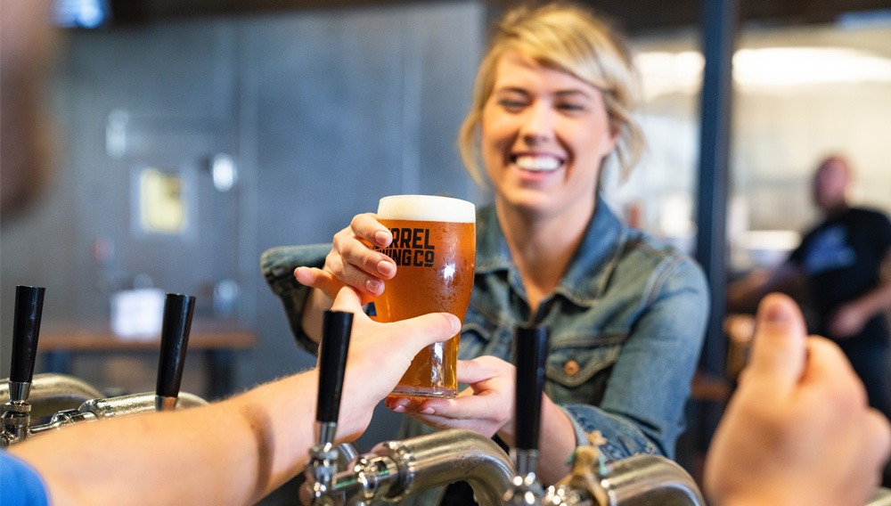 Person getting a beer at the bar (Foto: Elevate on Unsplash)