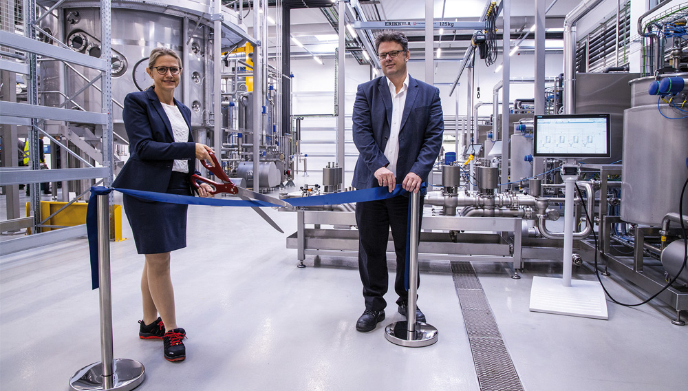 Rikke Kau Breinholt (left), vice-president, Hygienic Fluid Handling and head of Research & Development, and Mikkel Nordkvist, vice-president, Hygienic Fluid Handling and head of Industry Management, at the opening of the Application & Innovation Centre
