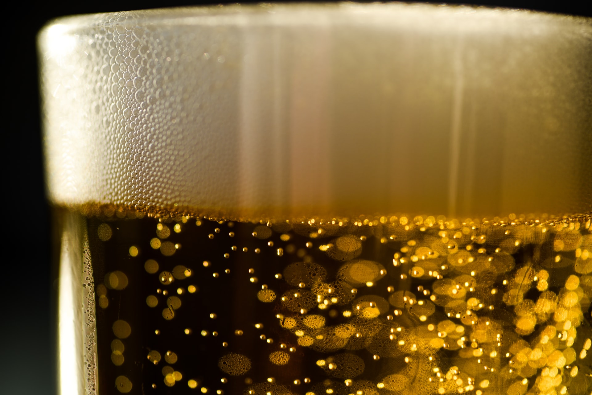 Filled beer glass with carbon dioxide bubbles (Photo: YesMore Content on Unsplash)