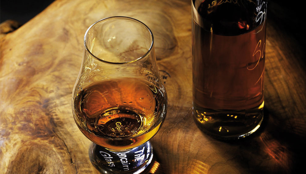 Whiskyglas and bottle (Photo: Felix Wolf on Pixabay)