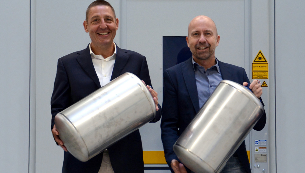 Gerd-Albrecht Graf (left) and Peter Schill, the two founders of Worldkeg, at the start of production of the non-returnable kegs in 2017