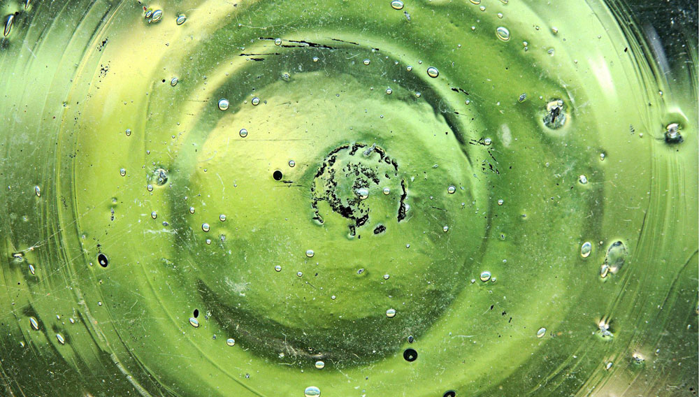 Bottom of an old green glass bottle (Photo: Andrew Martin on Pixabay)