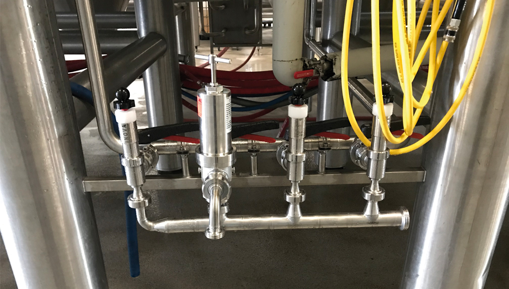 Feed gas collection manifold