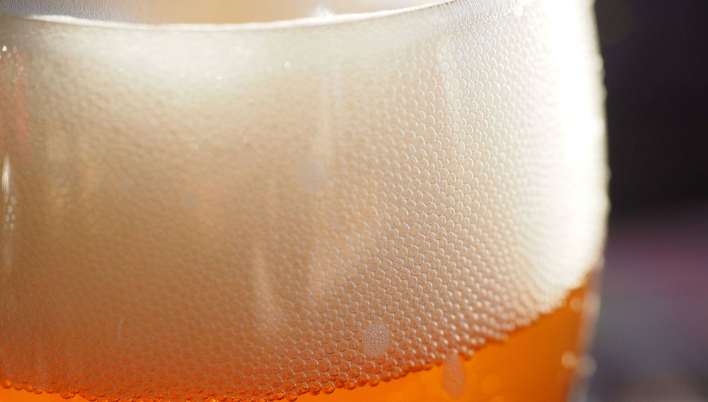 A glass containing beer and beer foam (Photo: Hans on Pixabay)