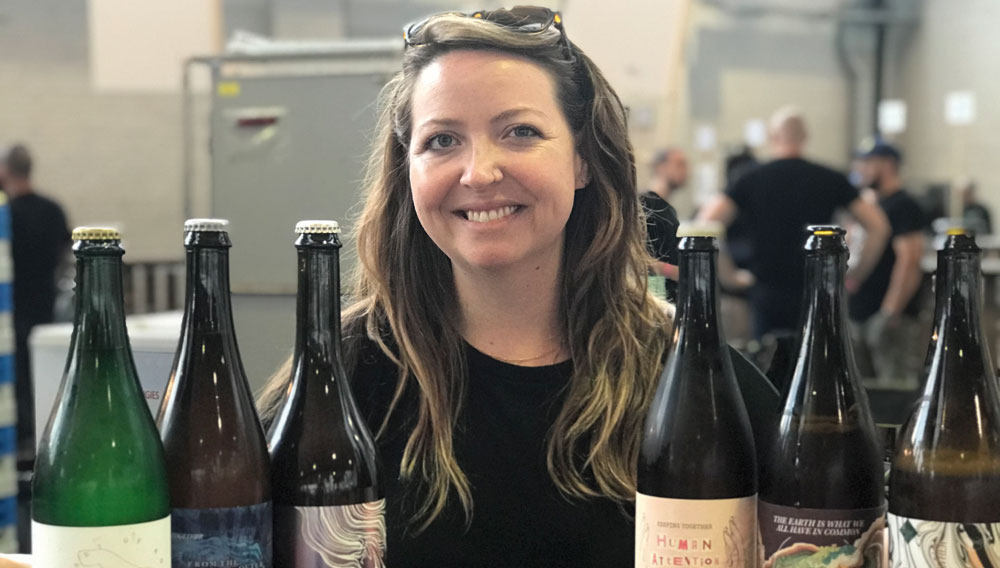 Averie Swanson with beers from her Keeping together brewing project (photo: Sylvia Kopp)