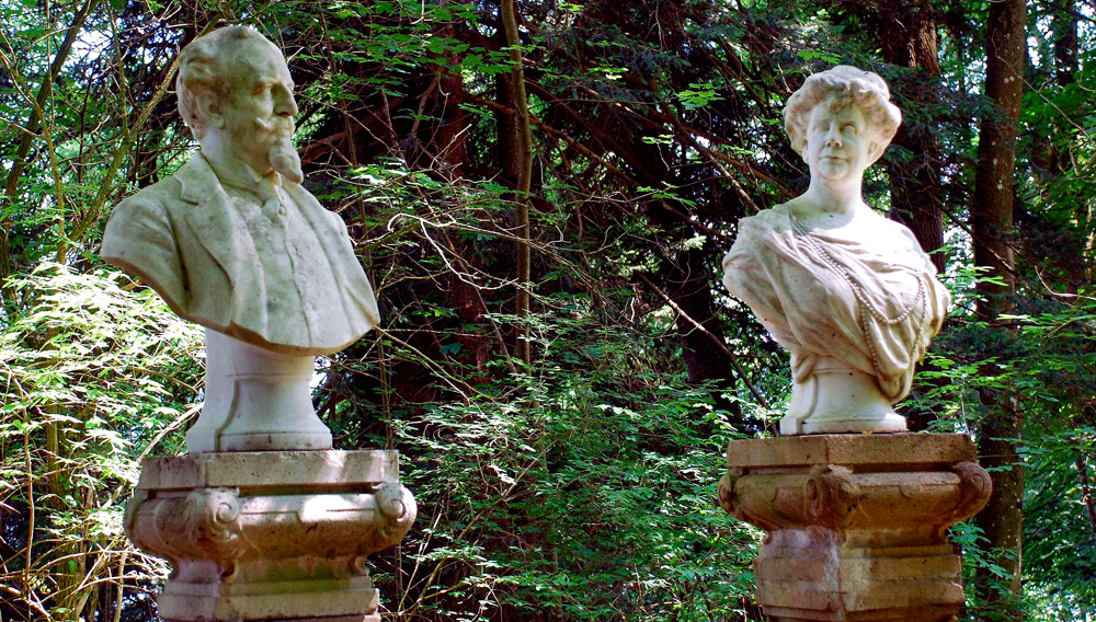 Two busts (Adolphus Busch and Lilly Anheuser-Busch) by Johannes Boese in the castle park of Höhenried Castle, Bernried (Photo: Boschfoto, CC BY-SA 3.0, via Wikimedia Commons, https://commons.wikimedia.org/wiki/File:Schloss_Höhenried-HB-5.jpg)