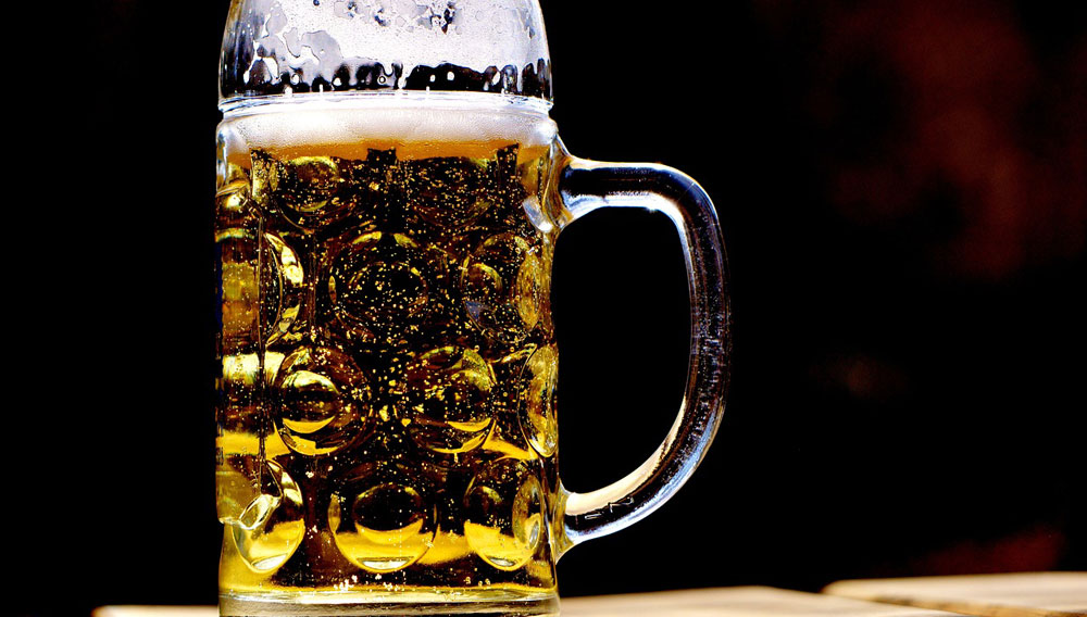 : A beer glas in front of a black backgound (Photo: Alexa on Pixabay)