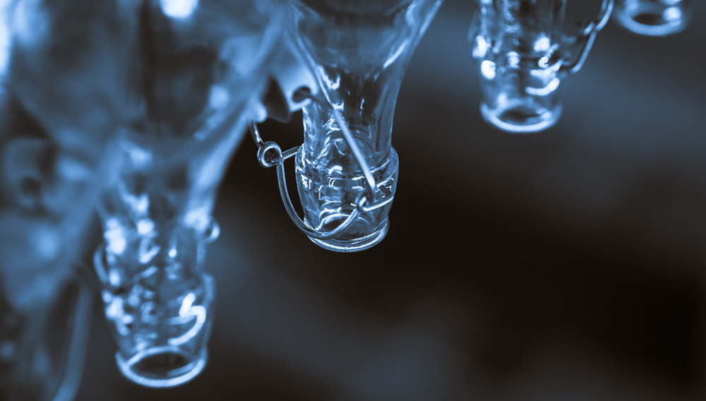 Closeup of glas bottles (photo: Pete Wright on Pixabay)