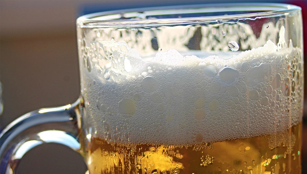 Closeup view of a beer glass (Image: Manfred Richter on Pixabay)