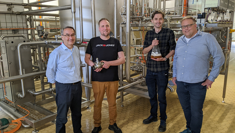 People posing in front of brewery equipment (Photo: Rolinck Brewery)