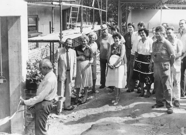 Mid-1970s: opening of the new Keimstraße in Kreimbach-Kaulbach; left: company founder Max Göhler, 2nd from left: his son Eberhard Göhler