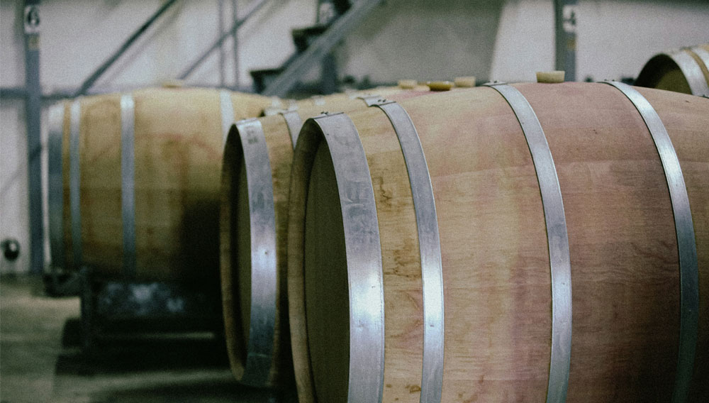 Microbial dynamics and beer flavour evolution in wood-matured beer