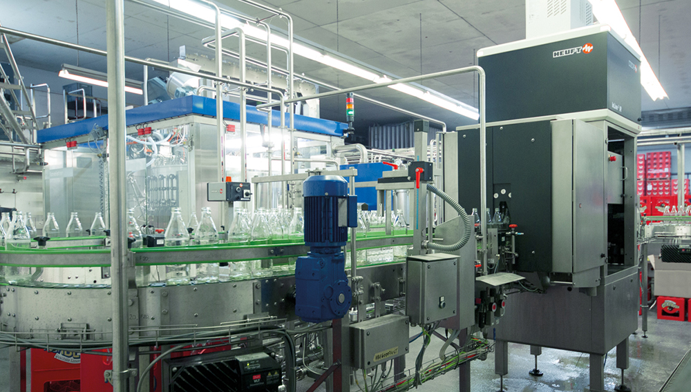Installation of an empty bottle inspector in a filling line at Privatbrauerei Raab (Image: Heuft)