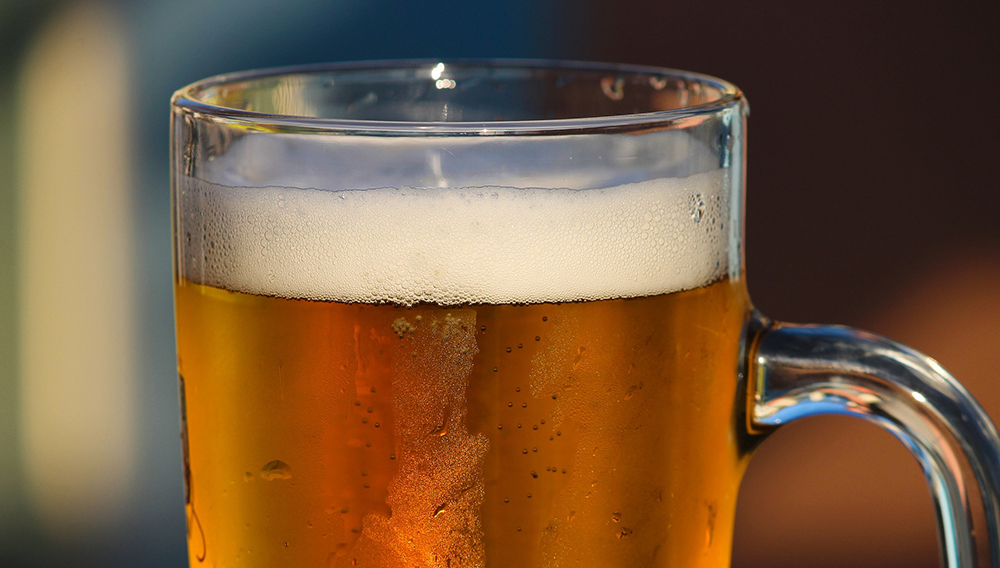 Close-up of a glass of beer in front of a blurred background (Photo: Manfred Richter on Pixabay)