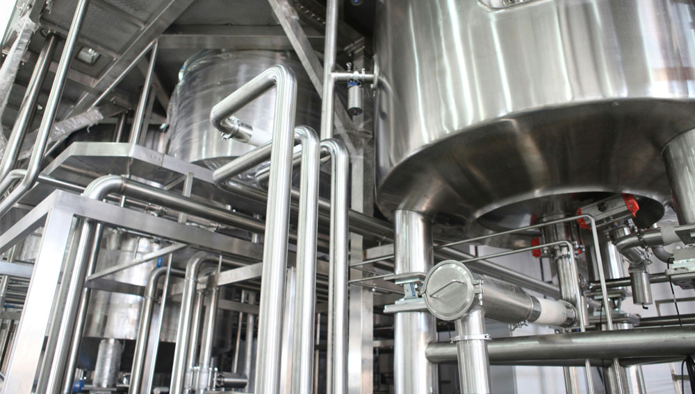 Stainless steel pipes and vessels in a brewery (Photo: Crystal Kwok auf Unsplash)