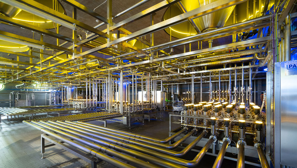 Colourfully illuminated pipes in the combined brewing cellar of the Weihenstephan State Brewery (Photo: Weihenstephan State Brewery, Photocraft: Christian Schranner)