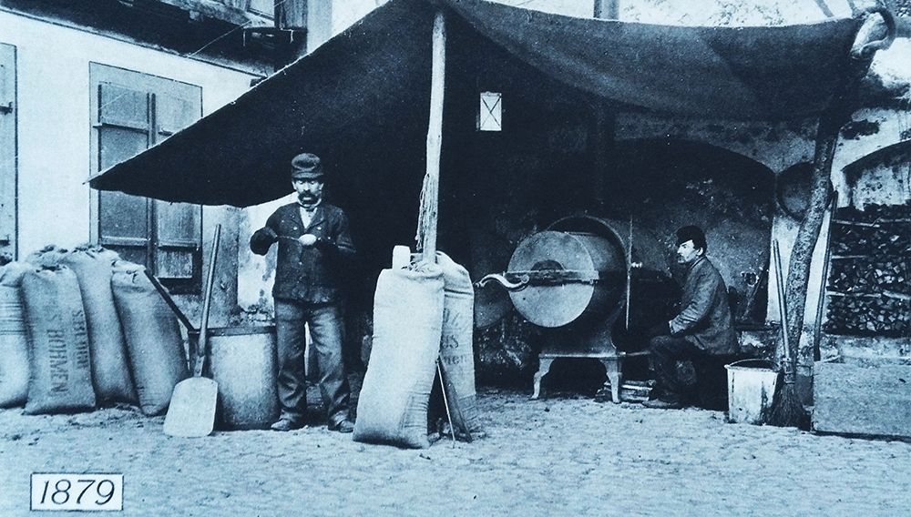 Historical black-and-white picture from 1879, showing two people at the newly founded Weyermann malthouse; photo: Weyermann Malz