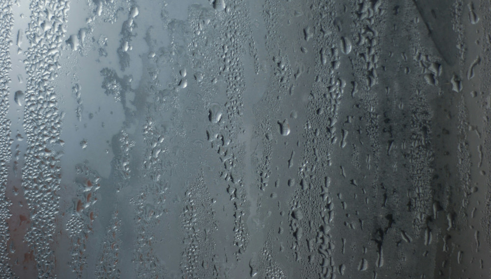 Droplets of condensed water on the surface of a cooled steel tank (Photo: Olga Kovalski on Unsplash)
