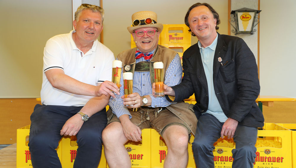 Cheers to the “Global Beer” festival. (From left) Murau’s mayor Thomas Kalcher, the Austrian beer writer Conrad Seidl, und Muraubiennal’s director Ernst Wachernig. Photo: Global Beer | Franz Neumayr 