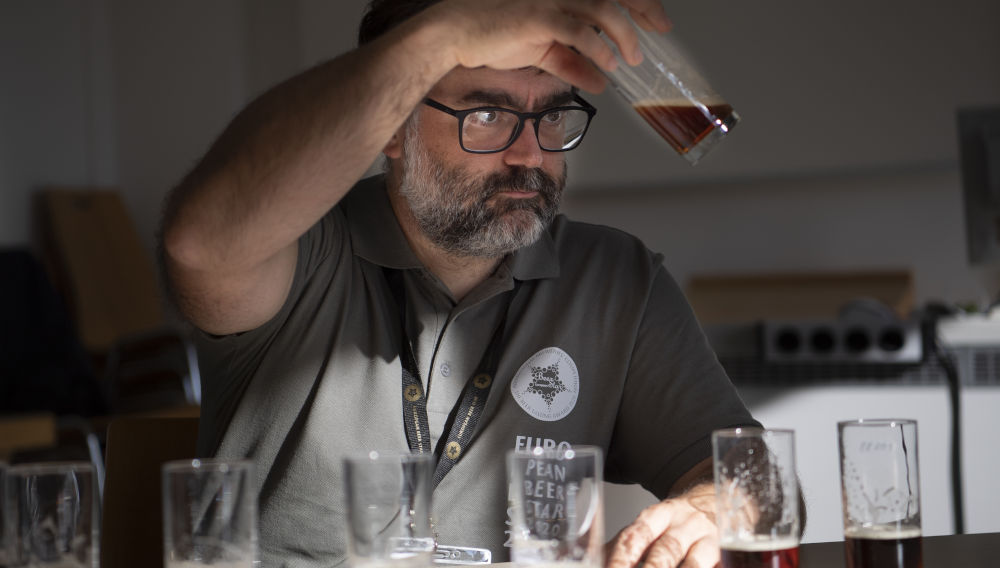 Man tasting beer at the European Beer Star 2019 (photo: Private Brauereien Bayern e.V.)