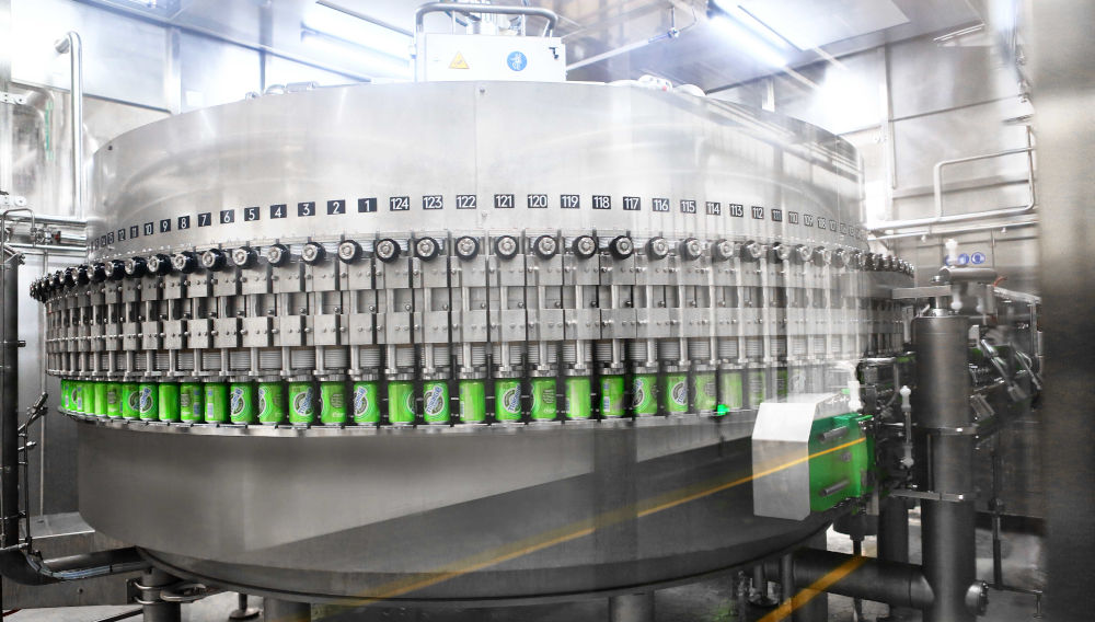 The heart of the line is the ultramodern Innofill Can DVD can filler that, as here in Yibin, processes up to 90 000 0.33-liter cans or a maximum of 60 000 0.5-liter cans per hour. (photo: KHS Group)
