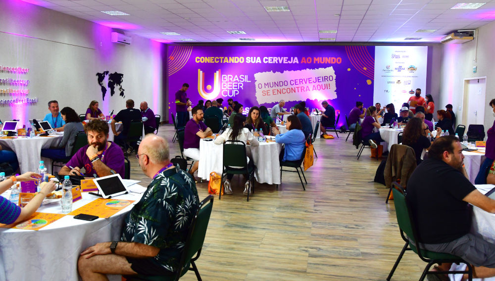 Judges at the Brasil Beer Cup sampling beers at tables (Photo: Brasil Beer Cup)