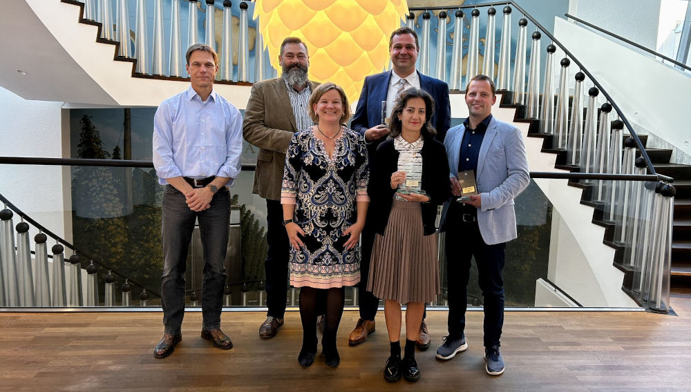 BarthHaas Grants winners 2022, back row (l. to r.): Thomas Raiser (member of the BarthHaas management team), Dr. Martin Zarnkow and Dr. Mathias Hutzler. Front row: Dr. Christina Schönberger (head of the Brewing Solutions team at BarthHaas), Natalia Svedlund and Dr. Hubertus Schneiderbanger (Photo: BarthHaas)