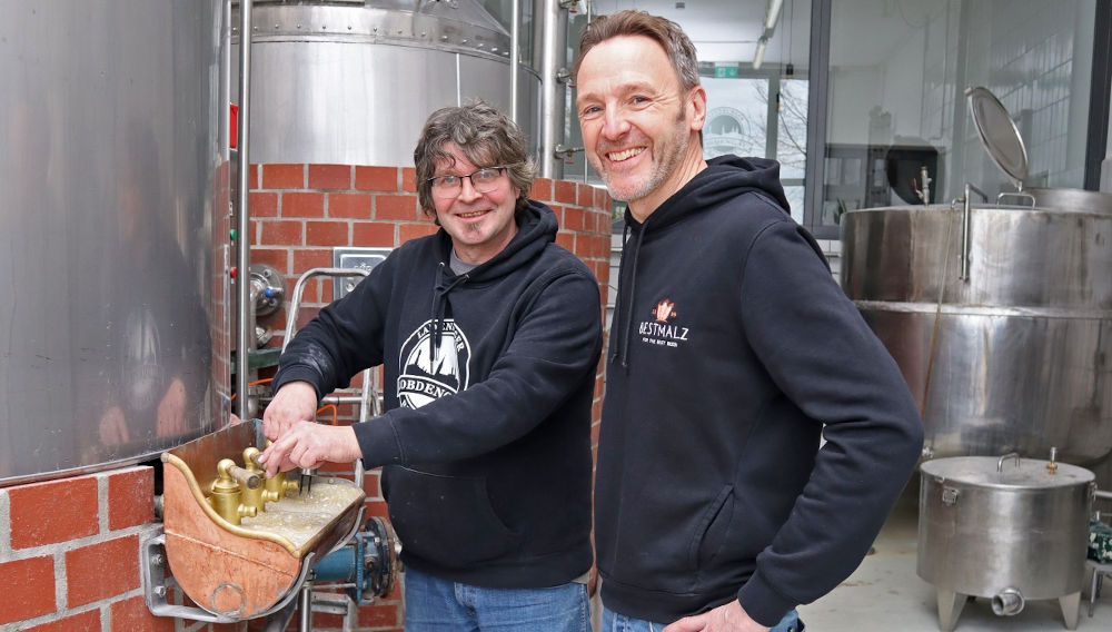 Two people standing at the Lobdengaubrauerei in Ladenburg, Germany (Source: Bestmalz)