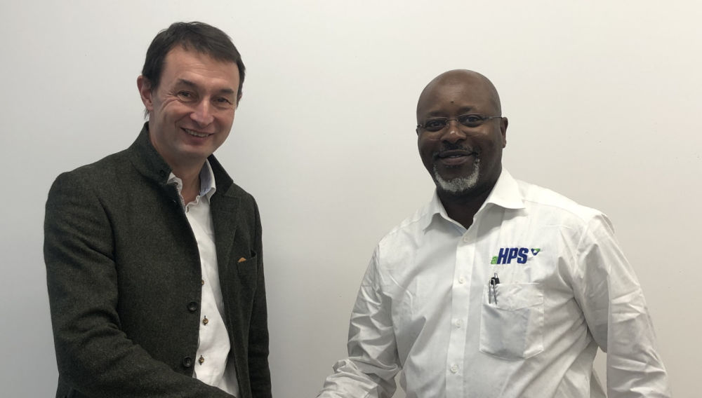 Doemens Managing Director Dr Werner Gloßner (left) and Emmanuel Rurema shacking hands, smiling (Source: Doemens)