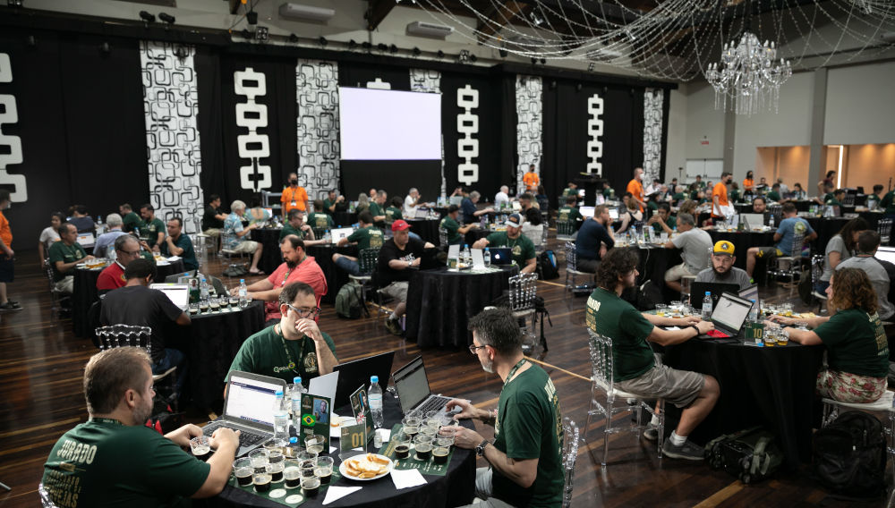 Judges at their tables at the Brazilian Beer Competition (Photo: Daniel Zimmermann)