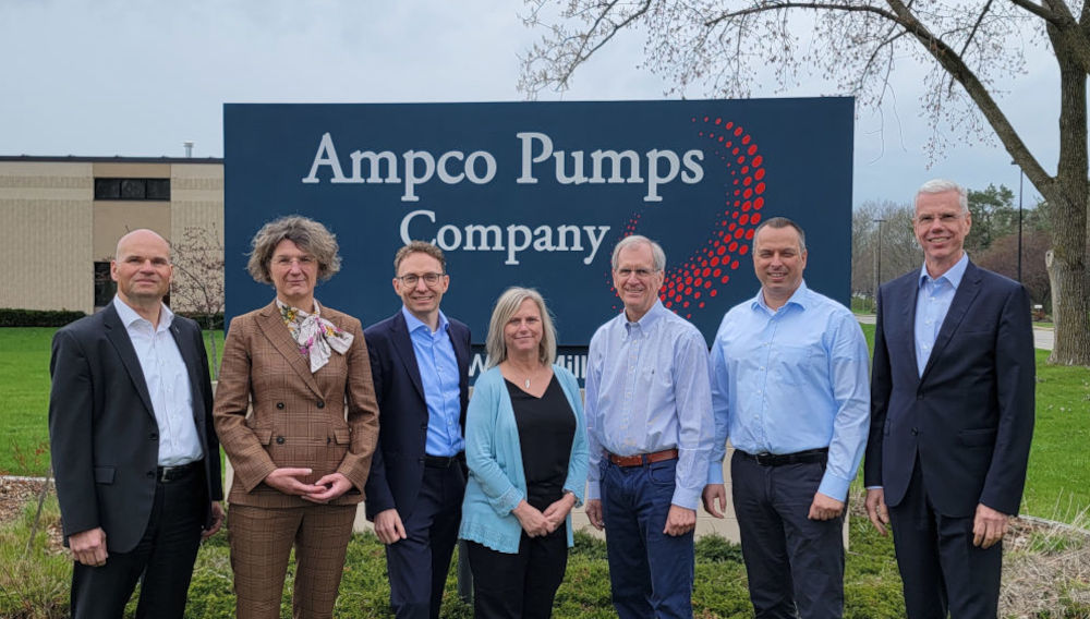 Group photo in front of an Ampco Pumps Company sign (Photo: Krones)
