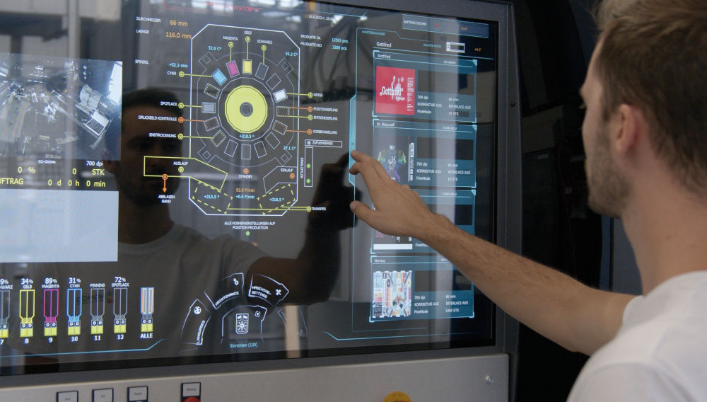 Employee in front of the operating screen for can printing (Photo: Nomoq)