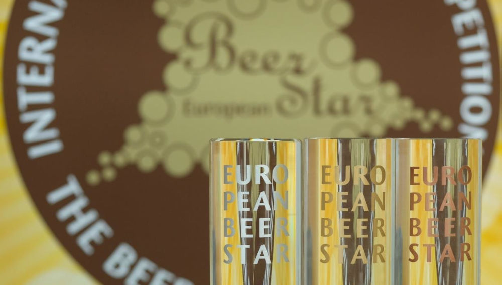 European Beer Star tasting glasses with the EBS logo in the back (Photo: Private Brauereien)