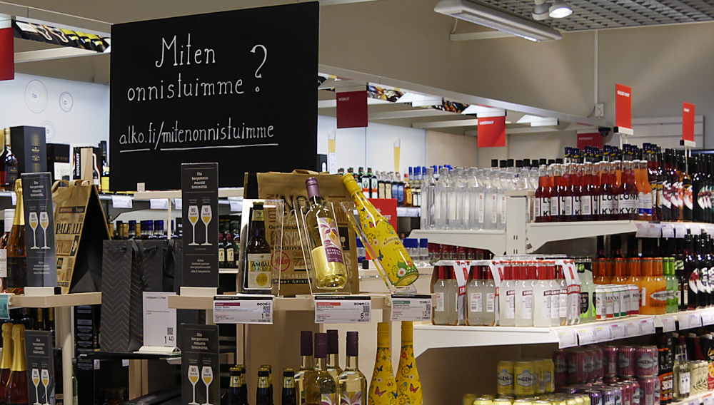 View of Finish Alko shelves with different beverages (Image: Santeri Viinamäki (https://commons.wikimedia.org/wiki/File:Alko_interior_20190202.jpg), https://creativecommons.org/licenses/by-sa/4.0/legalcode)