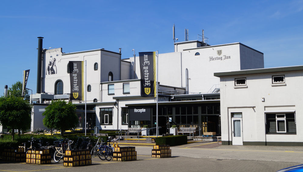 Outside view of the De Hertog Jan Brouwerij te Arcen (Limburg) in 2015 (Photo: B. Hulshoff, https://creativecommons.org/licenses/by-sa/4.0/legalcode)