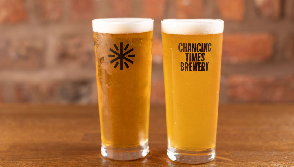 Zwei volle Biergläser mit dem Logo der Changing Times Brewery (Foto: Mit freundlicher Genehmigung der Changing Times Brewery)