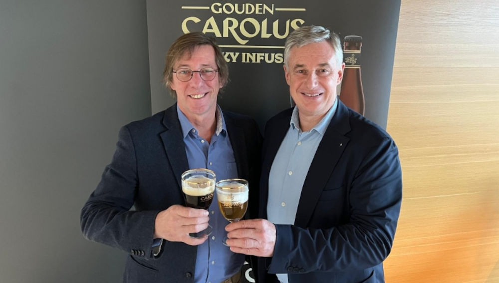 Charles Leclef (li.) verkauft seine Brauerei Het Anker an Alain De Laet, Besitzer der Huyghe-Brauerei (Foto: mit freundlicher Genehmigung der Huyghe-Brauerei)