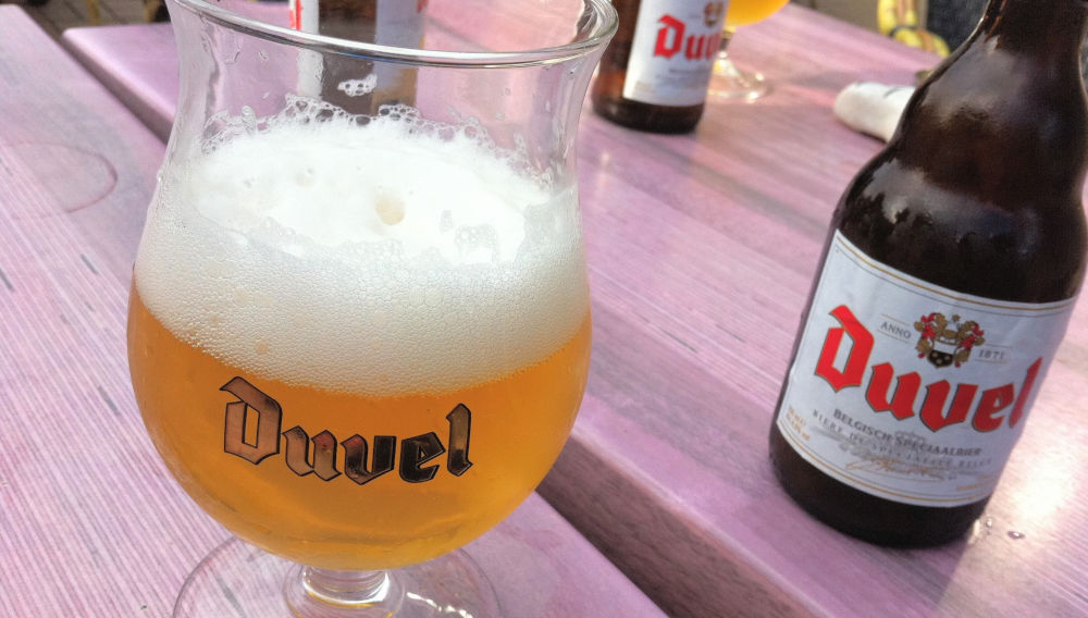 Duvel-Bier wird in einem Café serviert (Foto: Amin, CC BY-SA 4.0, über Wikimedia Commons)