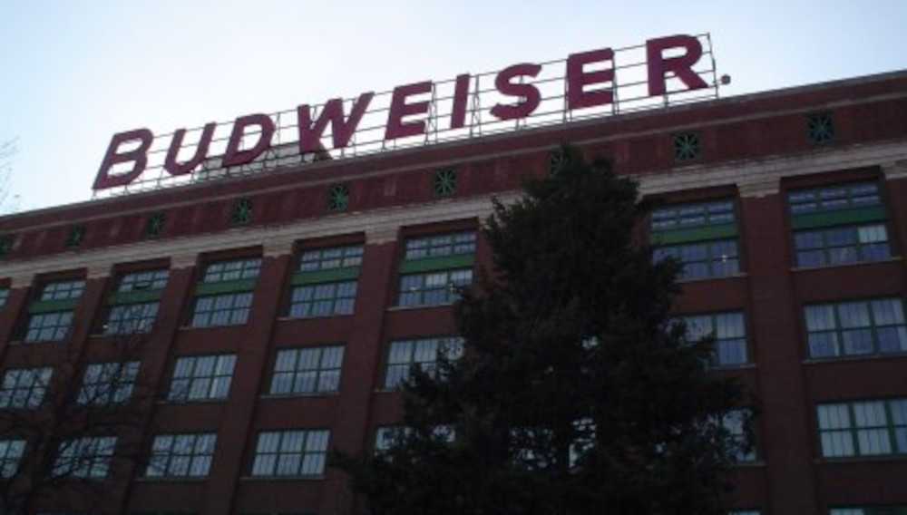 Front view of the packaging plant building at the Anheuser-Busch brewery and headquarters in Saint Louis, Missouri (Photo: Maksim, StLouisABPackaging Plant, CC BY-SA 3.0, Wikipedia)