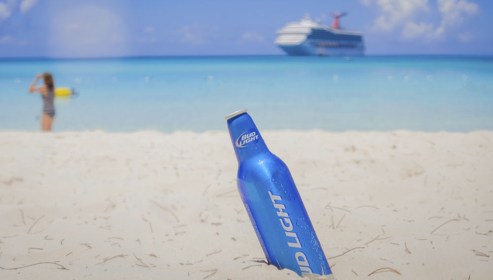 Blue Bud Light bottle on a beach (Photo: Pixabay)