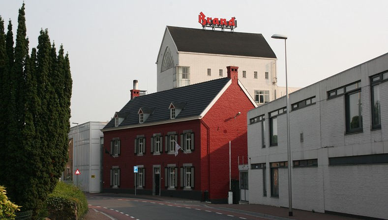 Ansicht der Brand Brauerei in Wijlre (Jasper K; https://commons.wikimedia.org/wiki/File:Brand_Bierbrouwerij_Wijlre.jpg#file, “Brand Bierbrouwerij Wijlre”, https://creativecommons.org/licenses/by-sa/3.0/legalcode)