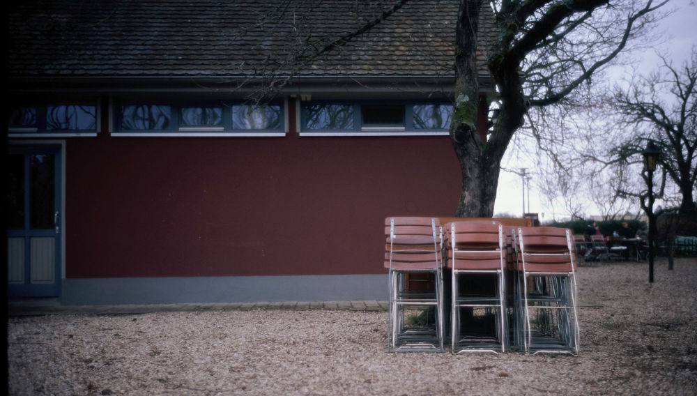 Folded-up chairs in a closed beer garden in autumn (Photo: Markus Spiske on Unsplash)