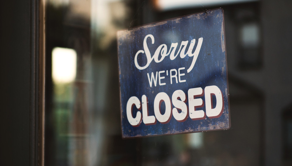 Closed sign (Photo: Tim Mossholder, Pexels)