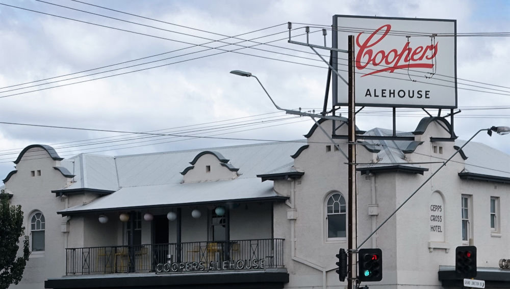 Front view of a Cooper’s Ale House, Australia (Photo: E. Hebeker)