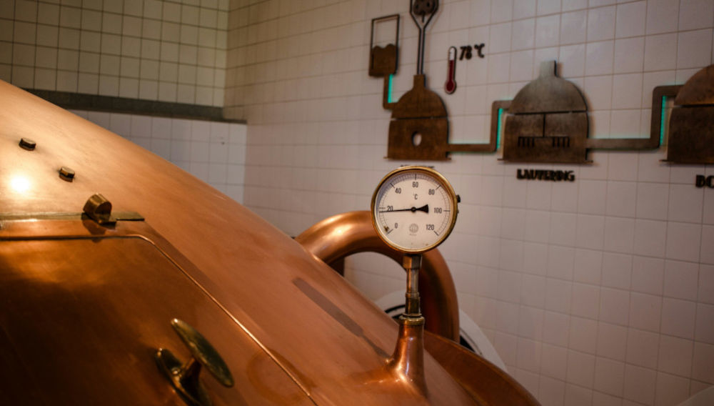 Copper brewing kettle in a brewhouse (Photo: Simon N. on Unsplash)