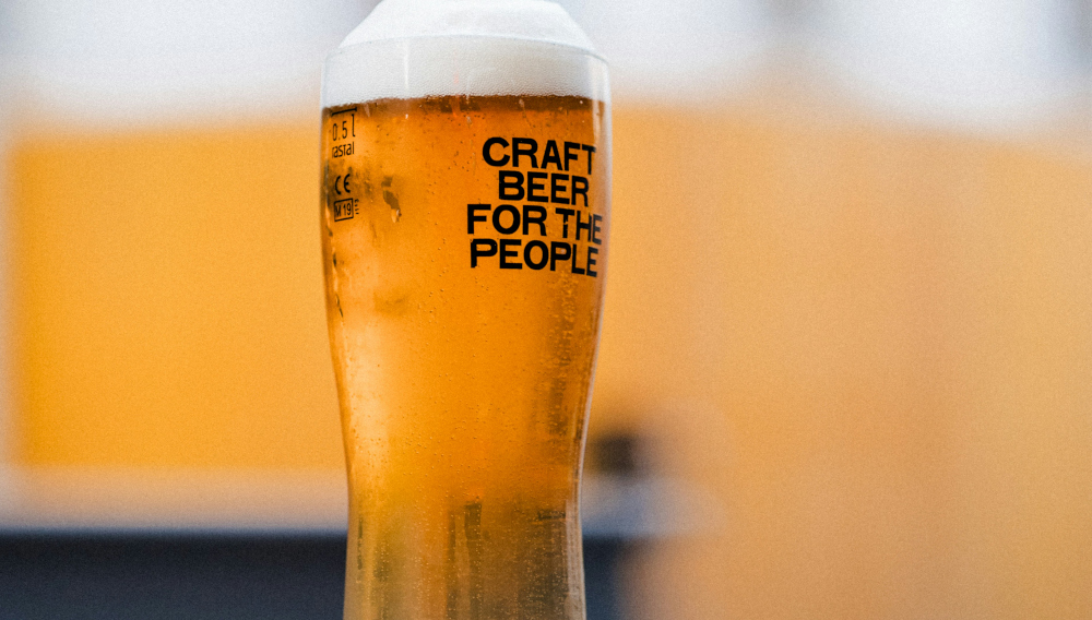 A glass with craft beer (Photo: Travis on Unsplash)